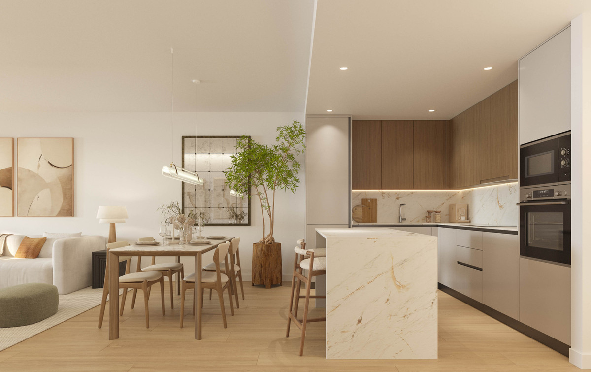 Kosmos – Torremolinos - open woon-eetkamer met keukeneiland in marmer en warme houten kasten