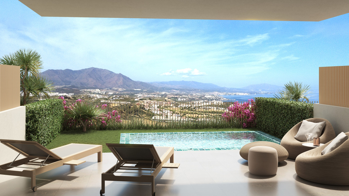 Kristina Views – Manilva - luxe terras met privézwembad, ligstoelen en panoramisch zee- en bergzicht