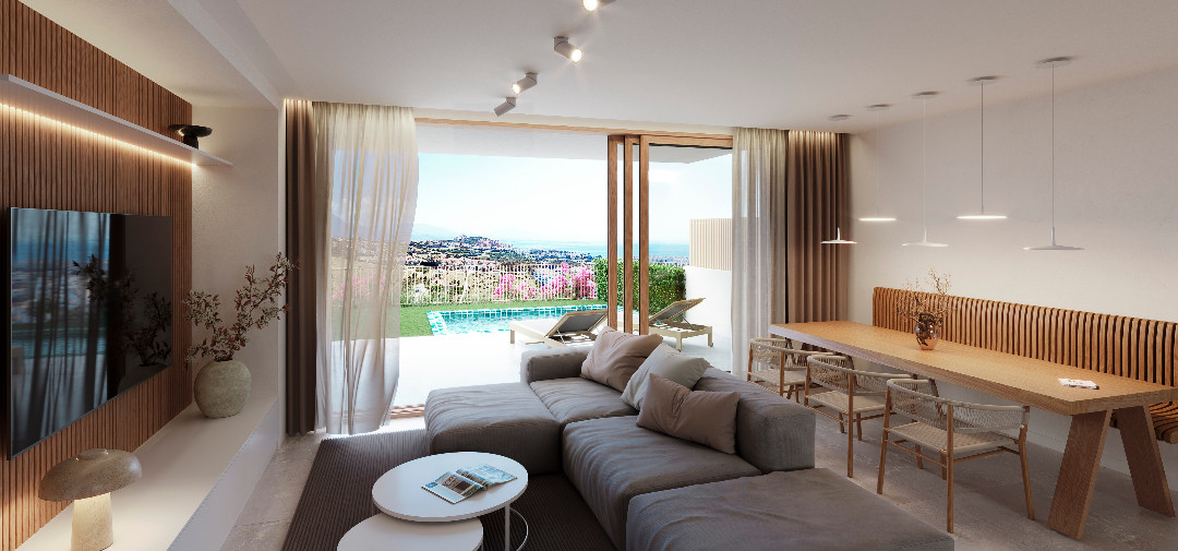 Kristina Views – Manilva - open woon- en eetkamer met grote schuifdeuren naar een poolterras en panoramisch zeezicht