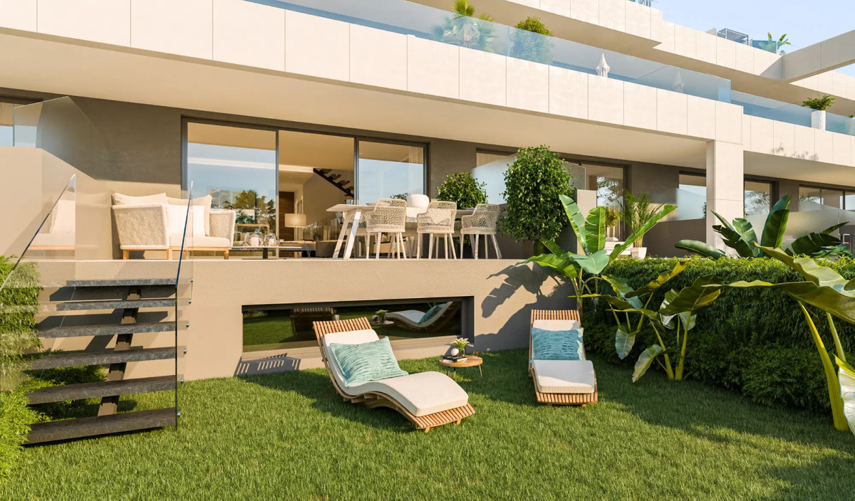 La Vera de Marbella – Marbella - tuinterras op de begane grond met ligstoelen, verhoogd eetgedeelte en tropisch groen