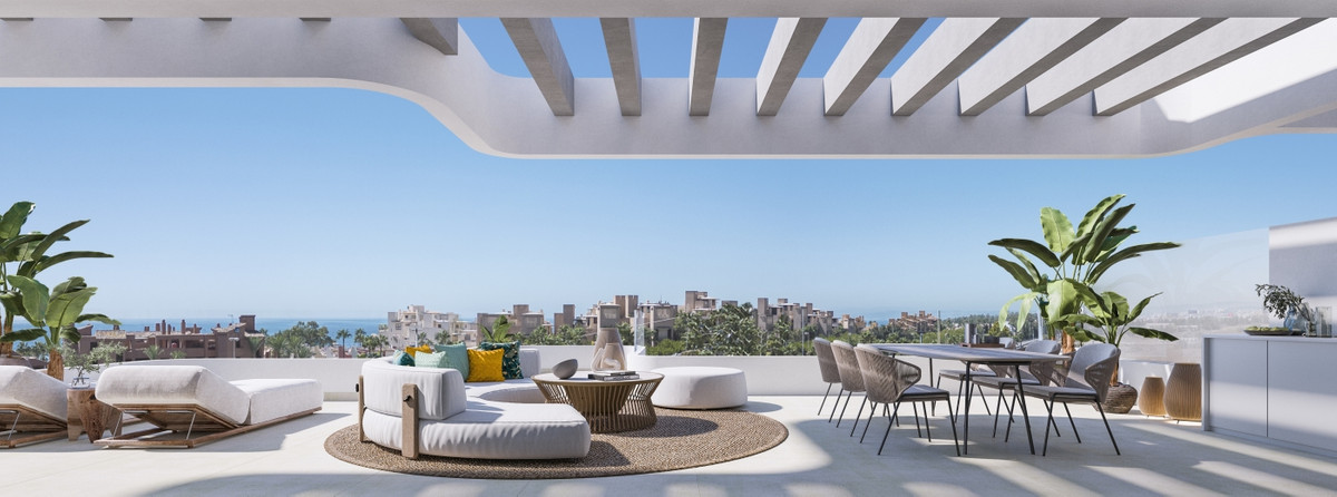 Lagumare41 – Estepona - rummelig udeterrasse med loungemøbler, spiseplads, tropiske planter og panoramaudsigt over havet