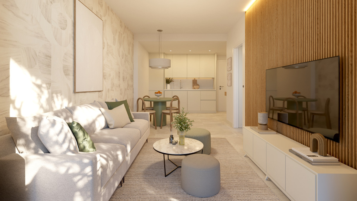 Laguna One – Las Lagunas - lyst åbent stueplan med sofa, marmorsofabord, spiseplads og hvidt køkken i baggrunden