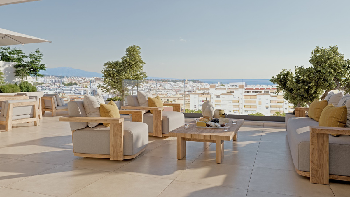 Las Mesas Sea Suite – Estepona - Luxuriöse Dachterrasse mit Teak-Loungem öbeln, Kübelbäumen und Panoramablick auf Meer und Stadt