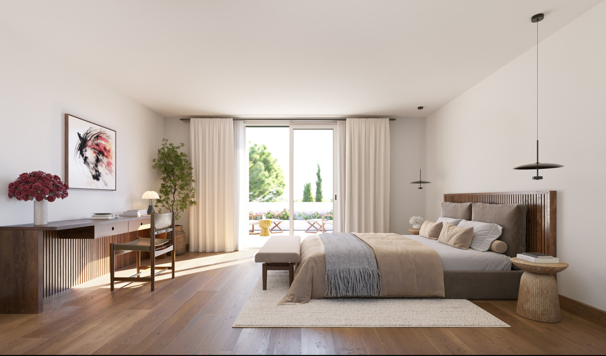 Las Villas–Sotogrande – Sotogrande - lichte master bedroom met houten vloeren, neutrale tinten, balkon en elegante hanglampen