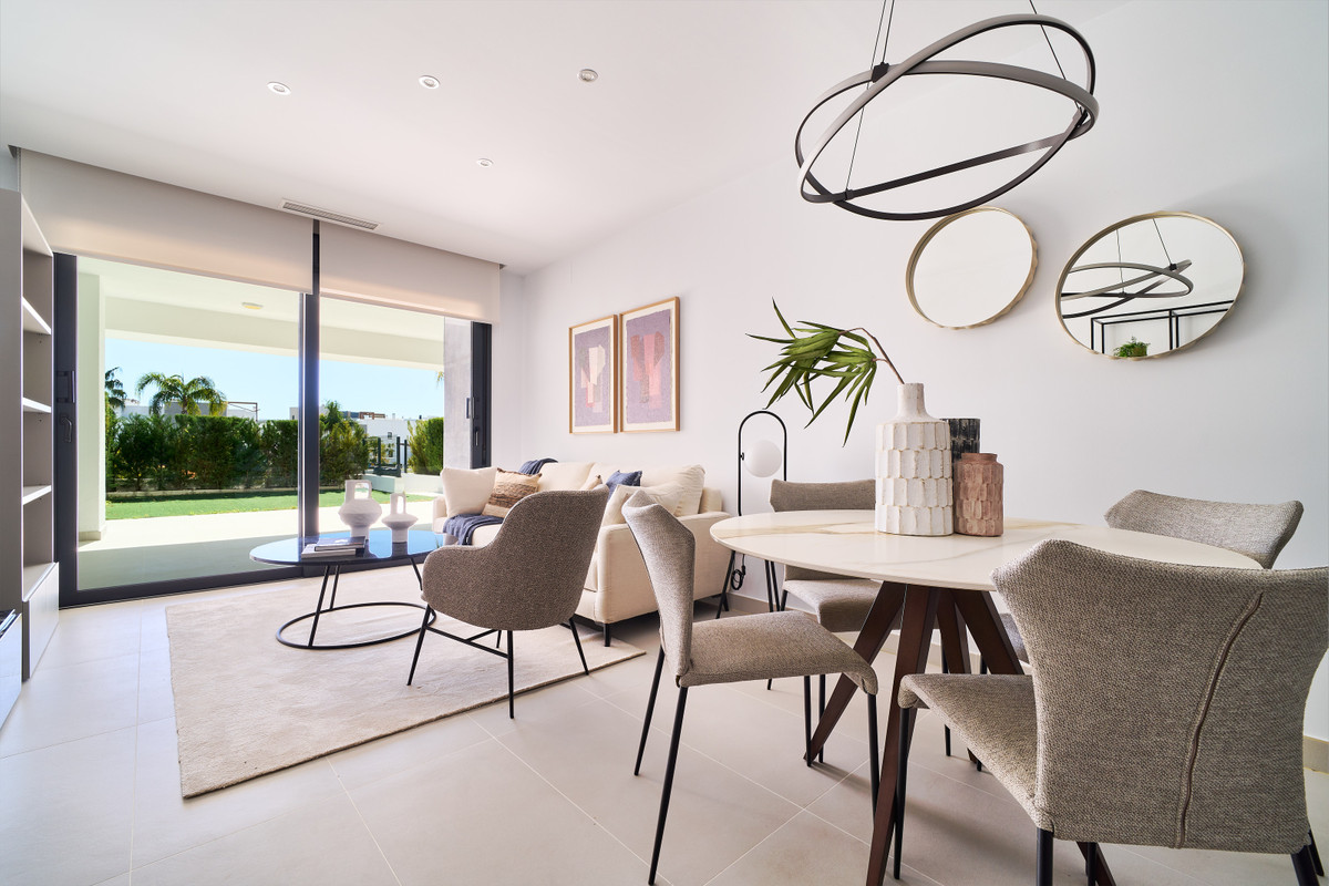 Los Miradores del Sol – Bel Air - open woon-eetkamer met vloerhoge schuifdeuren naar een zonnig tuinterras