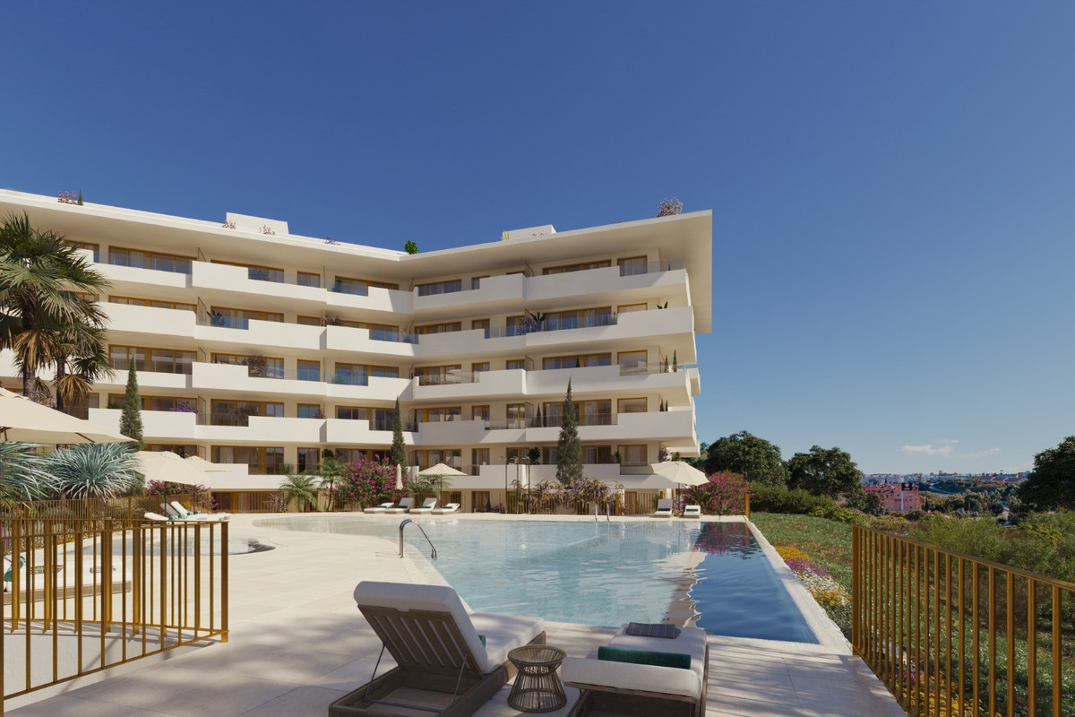 Luminal Homes – Fuengirola - wit modern appartementencomplex met gemeenschappelijk zwembad en ligstoelen