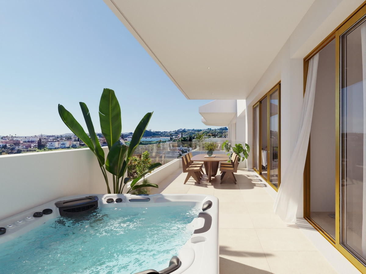 Luminal Homes – Fuengirola - dakterras met jacuzzi, buiteneethoek en panoramisch uitzicht over de stad