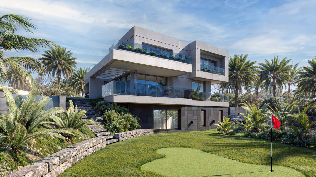 Luxury Golf – Mijas - moderne betonnen villa met glazen terrassen, weelderige tuinen en eigen putting green