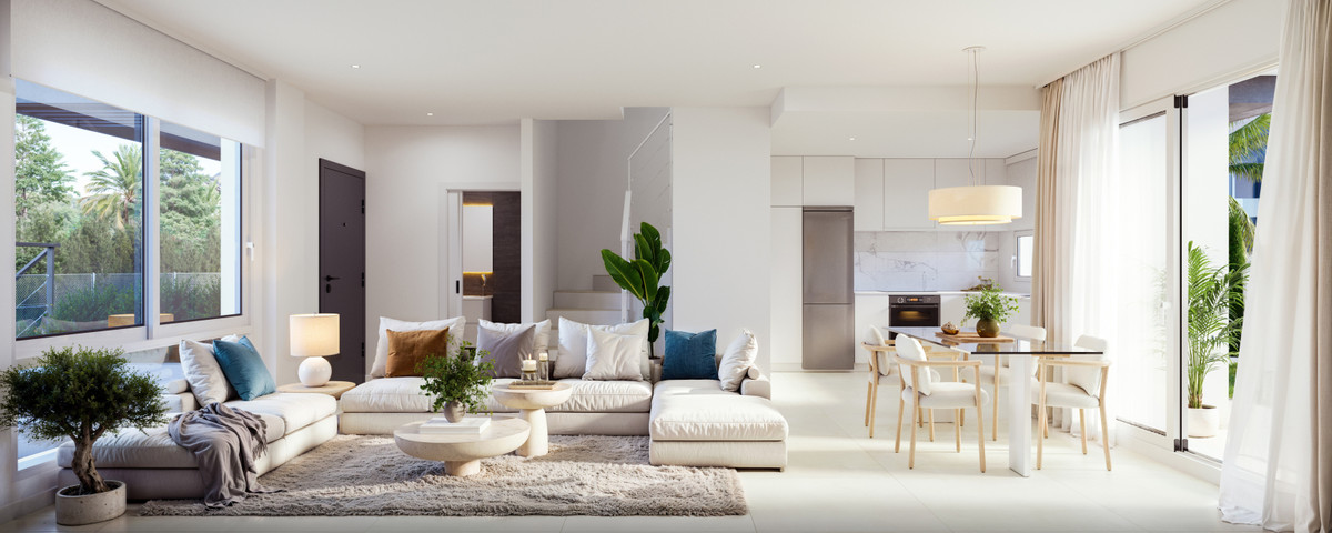 Maresia Villas – Fuengirola – heller offener Wohn- und Essbereich mit moderner Küche und raumhohen Fenstern