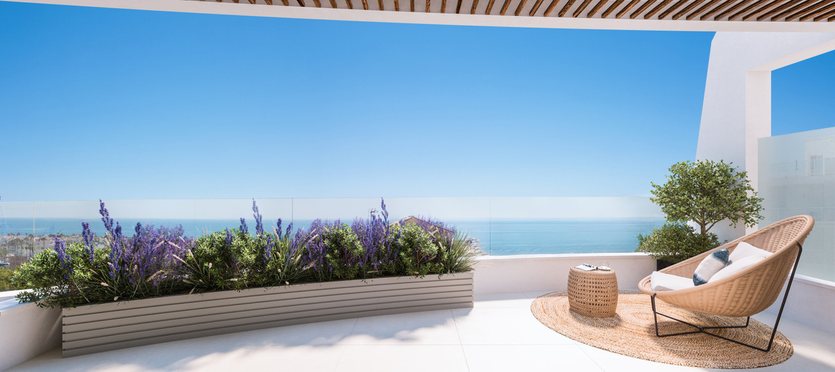 Marina Golden Bay – Benalmadena - luxe terras met zeezicht, lavendelkruiken en rieten stoel