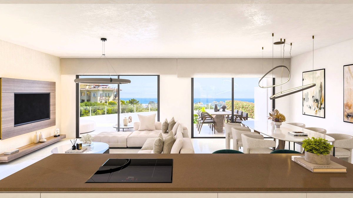 Marine Hills – The Villas – Estepona – offener Wohn- und Essbereich mit Meerblick und Kücheninsel mit Induktionskochfeld