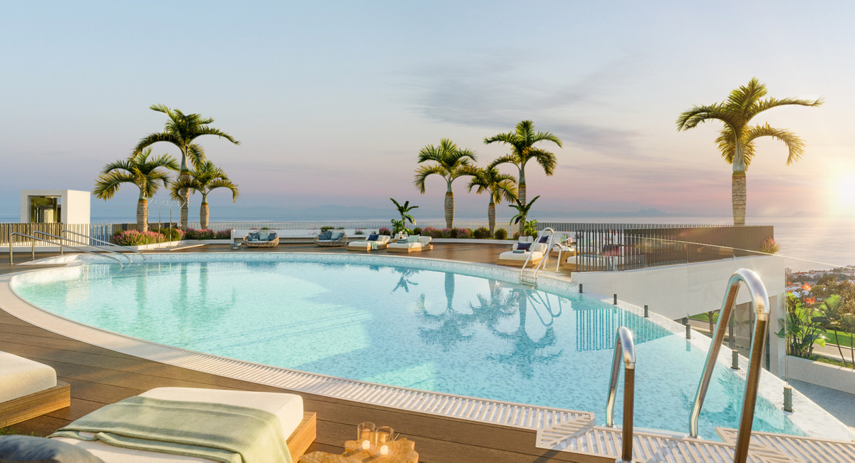 Medblue I, II & III – Marbella - rooftop infinity pool met palmbomen en panoramisch zeezicht bij zonsondergang