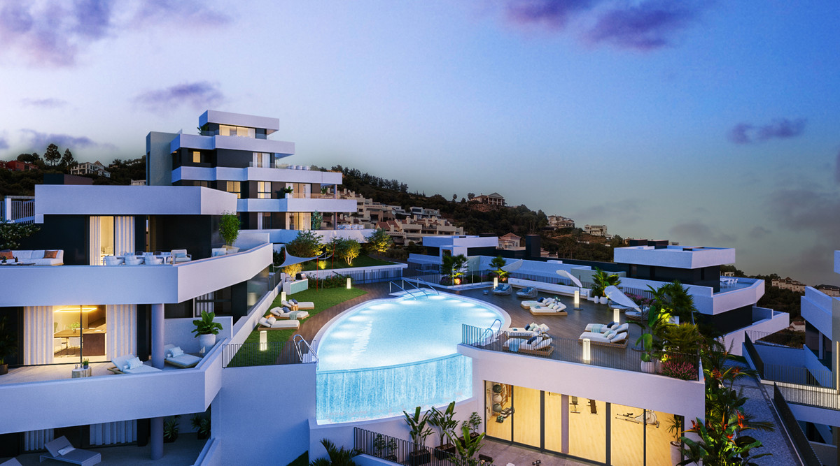 Medblue I, II & III – Marbella - rooftop infinity pool met waterval, witte moderne appartementen in de schemering