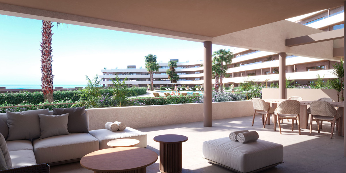 Morasol – Building 1 – Manilva - schaduwrijk terras met loungezitjes, eethoek, zwembad en zeezicht