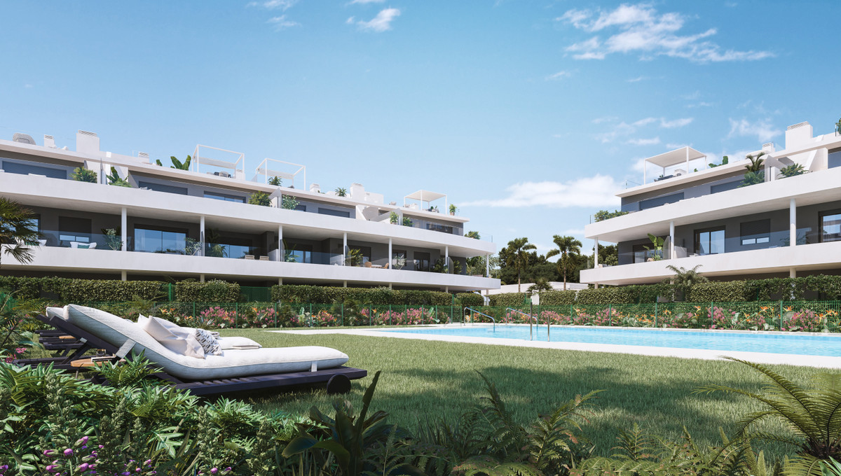 Natura Estepona – Estepona - Luxuswohnanlage mit Gemeinschaftspool, Sonnenliegen und üppigen Tropengärten