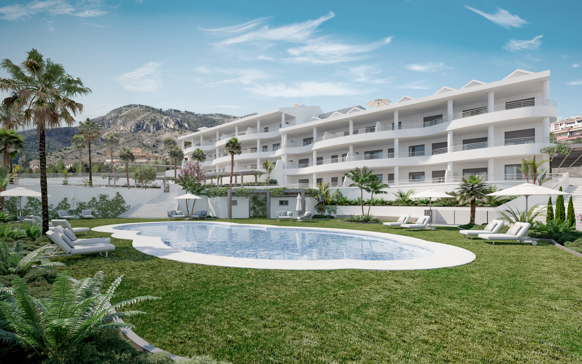 Nexus Residences – Benalmadena – moderner weißer Apartmentkomplex mit Pool, gepflegten Gärten und Bergkulisse