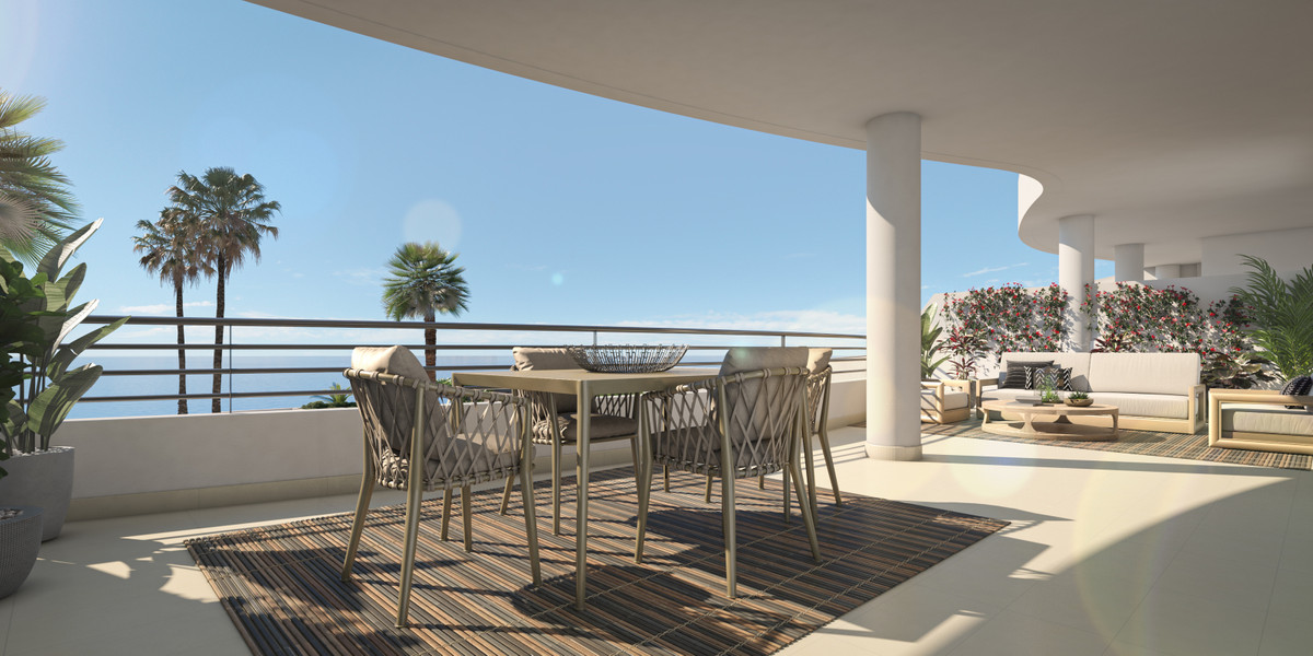 Nexus Residences – Benalmadena – luxuriöse Terrasse mit Essbereich, Lounge, Palmen und Panoramablick aufs Meer
