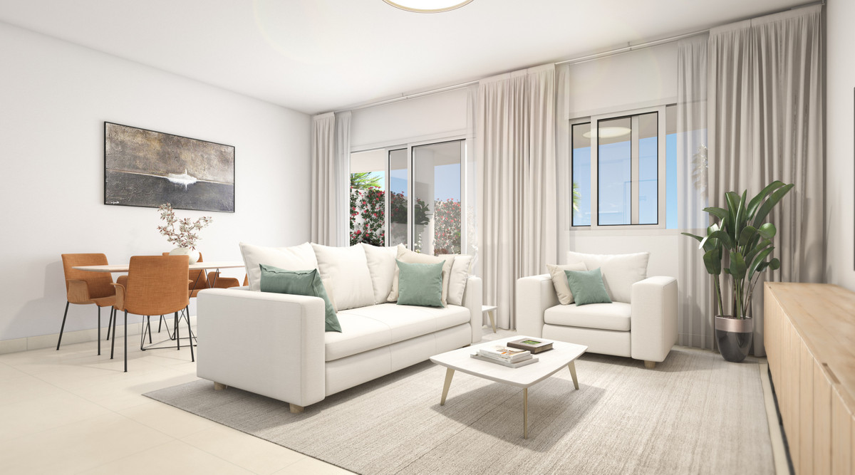 Nexus Residences – Benalmadena – heller offener Wohn- und Essbereich mit weißen Sofas und salbeigrünen Kissen