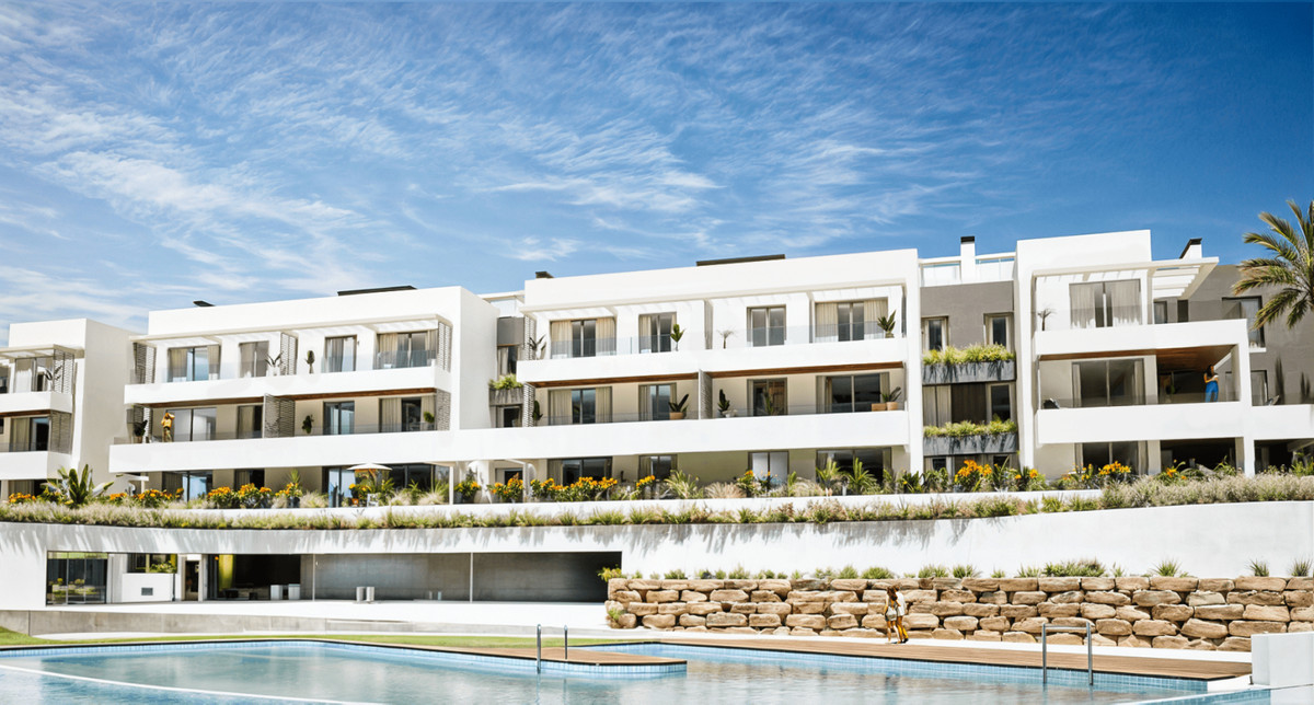 Nylva Homes – Manilva - modern wit gevelontwerp met gemeenschappelijk zwembad, aangelegde terrassen en blauwe lucht