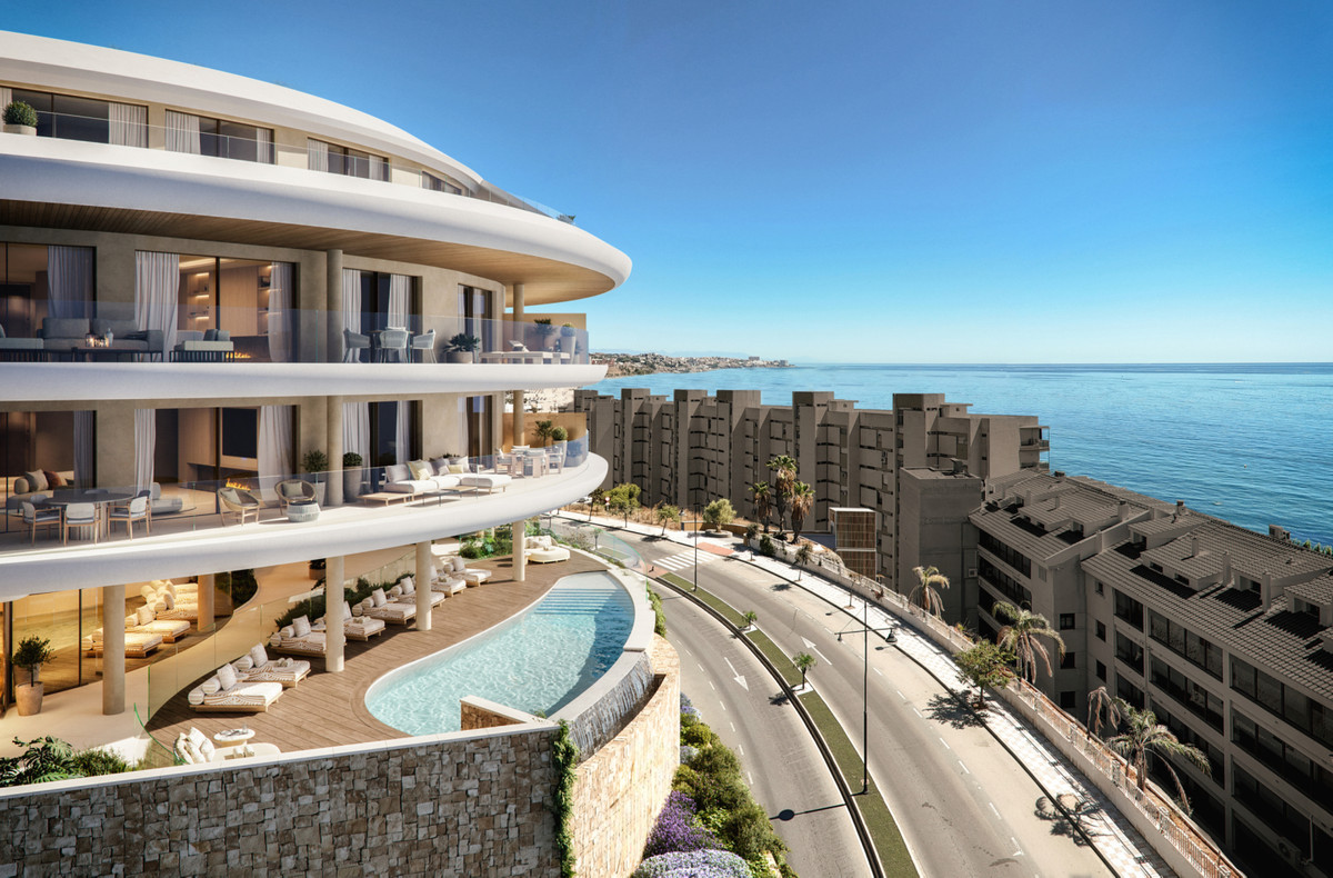 Óleo – Carvajal - luxe gebogen exterieur met infinity pool, terrassen en uitzicht op de Middellandse Zee