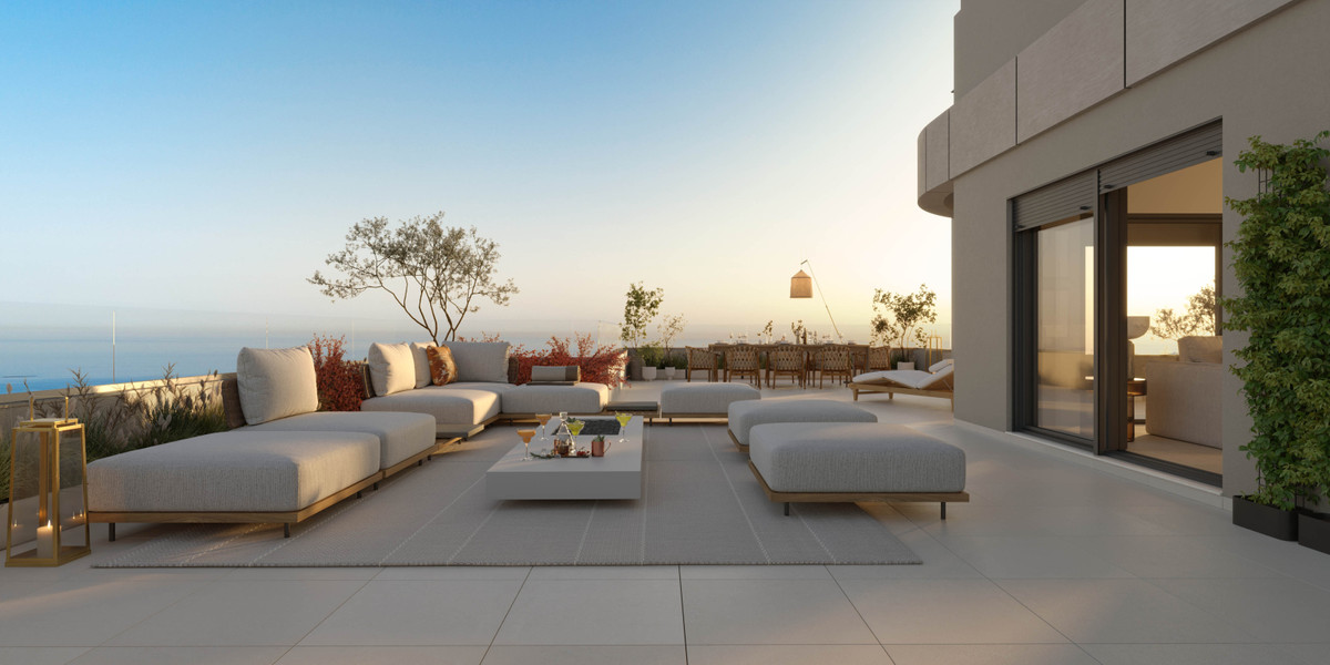One Oak – Torremolinos – exklusive Dachterrasse mit Lounge-Sitzbereich und Panorama-Meerblick bei Sonnenuntergang