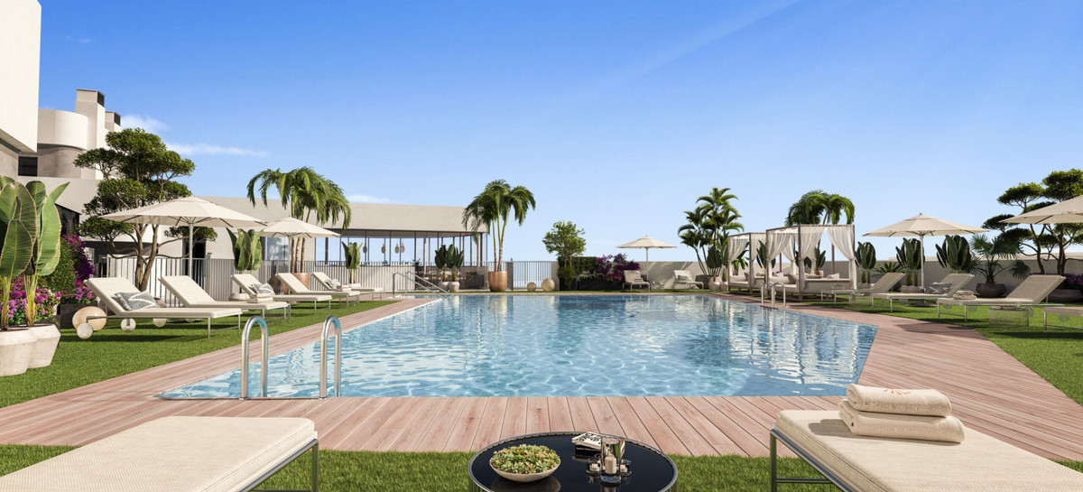 Origin – Marbella – luxuriöser Gemeinschaftspool mit Sonnenliegen, Palmen und Holzterrasse