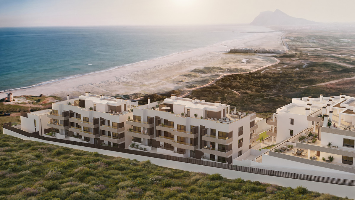 Paraiso Beach – Apartments – La Línea - Luftaufnahme eines modernen weißen Strandkomplexes mit Meer und Dünen im Hintergrund