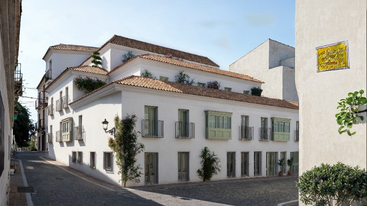 Paraiso de Azahar – Estepona - hvidkalket facade med terrakottatag, smedejernsbalkoner og grønne skodder på brolagt gade