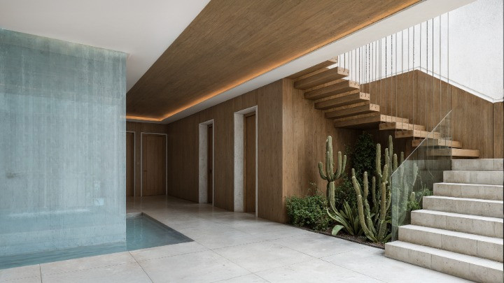 Paraiso de Azahar – Estepona - storslået entré med fritsvævende trappe, kaktushave og indendørs pool