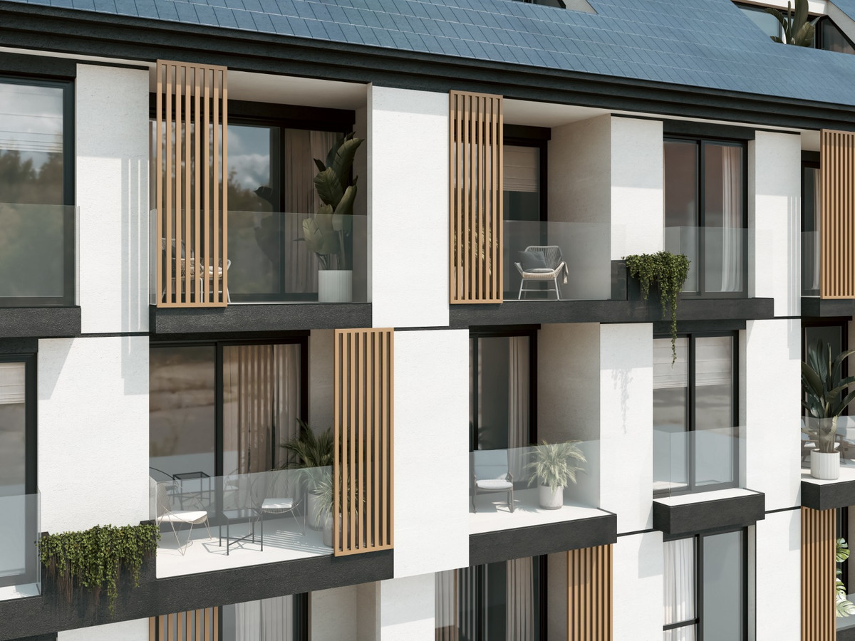 Pelit Maritimo – Fuengirola - moderne lejlighedsbygning med glasaltaner og trælamellskærme