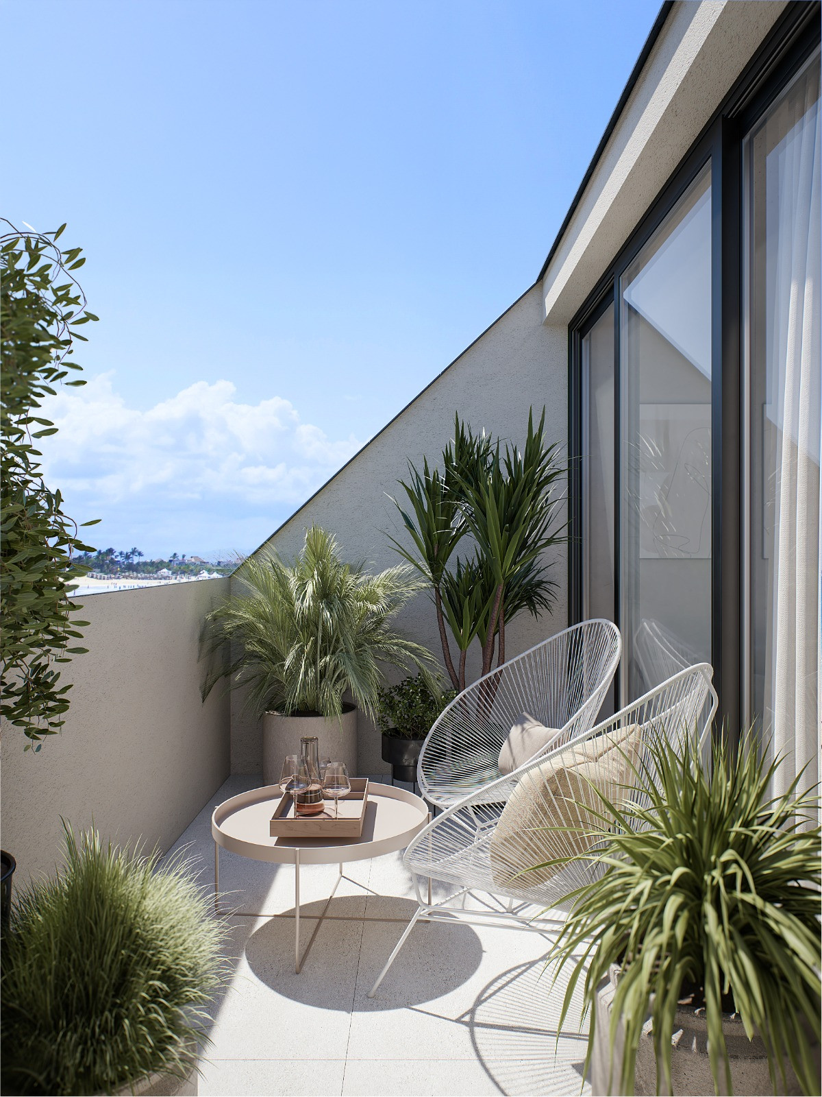 Pelit Maritimo – Fuengirola - solrig terrasse med hvide trådstole, lille rundt bord, tropiske planter og havudsigt