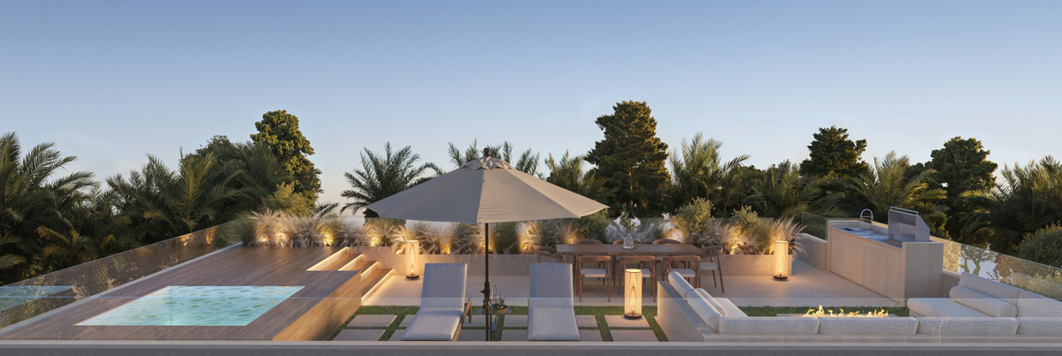 Pernet Villas – Estepona – Dachterrasse mit Tauchpool, Sonnenliegen, Essbereich und Feuerstelle in der Abenddämmerung