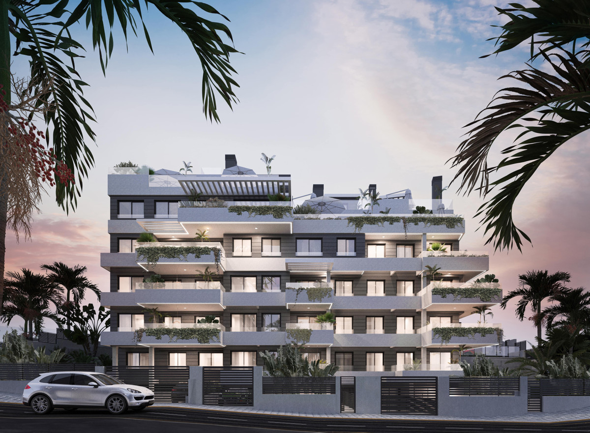 Portamare – Estepona - moderne Luxuswohnanlage mit begrünten Balkonen, Dachterrassen und Palmen in der Abenddämmerung