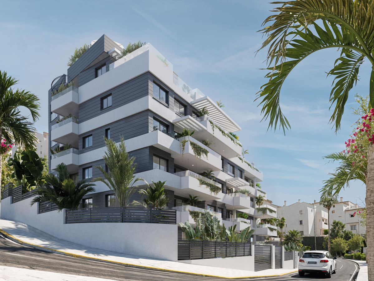 Portamare – Estepona - modernes Luxusapartmentgebäude mit begrünten Balkonen und Palmen