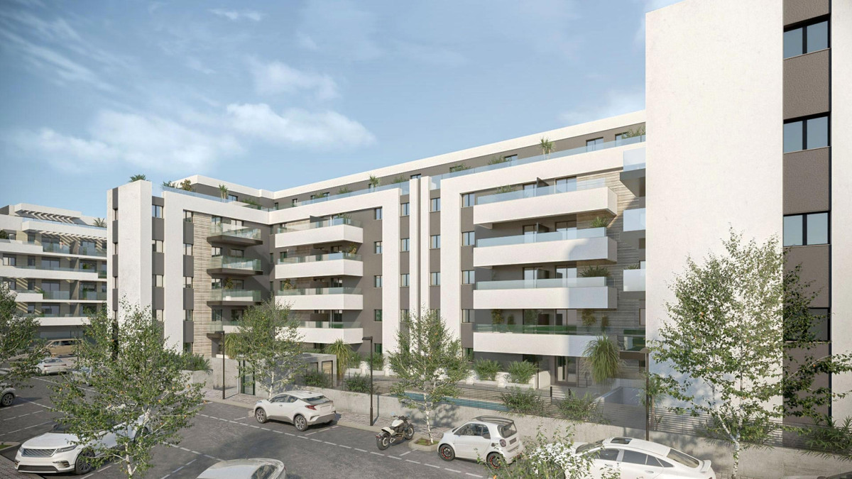 Premier Residencial – Las Lagunas - moderne facade med hvide altaner og grøn beplantning langs vejen