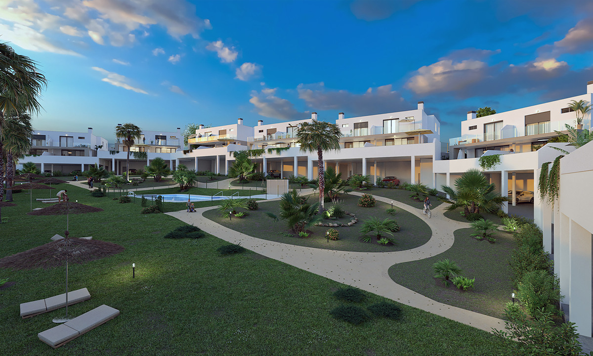 Residencial Cala de Mijas – Mijas - aangelegde gemeenschappelijke tuinen met palmbomen, slingerende paden en zwembad in de schemering