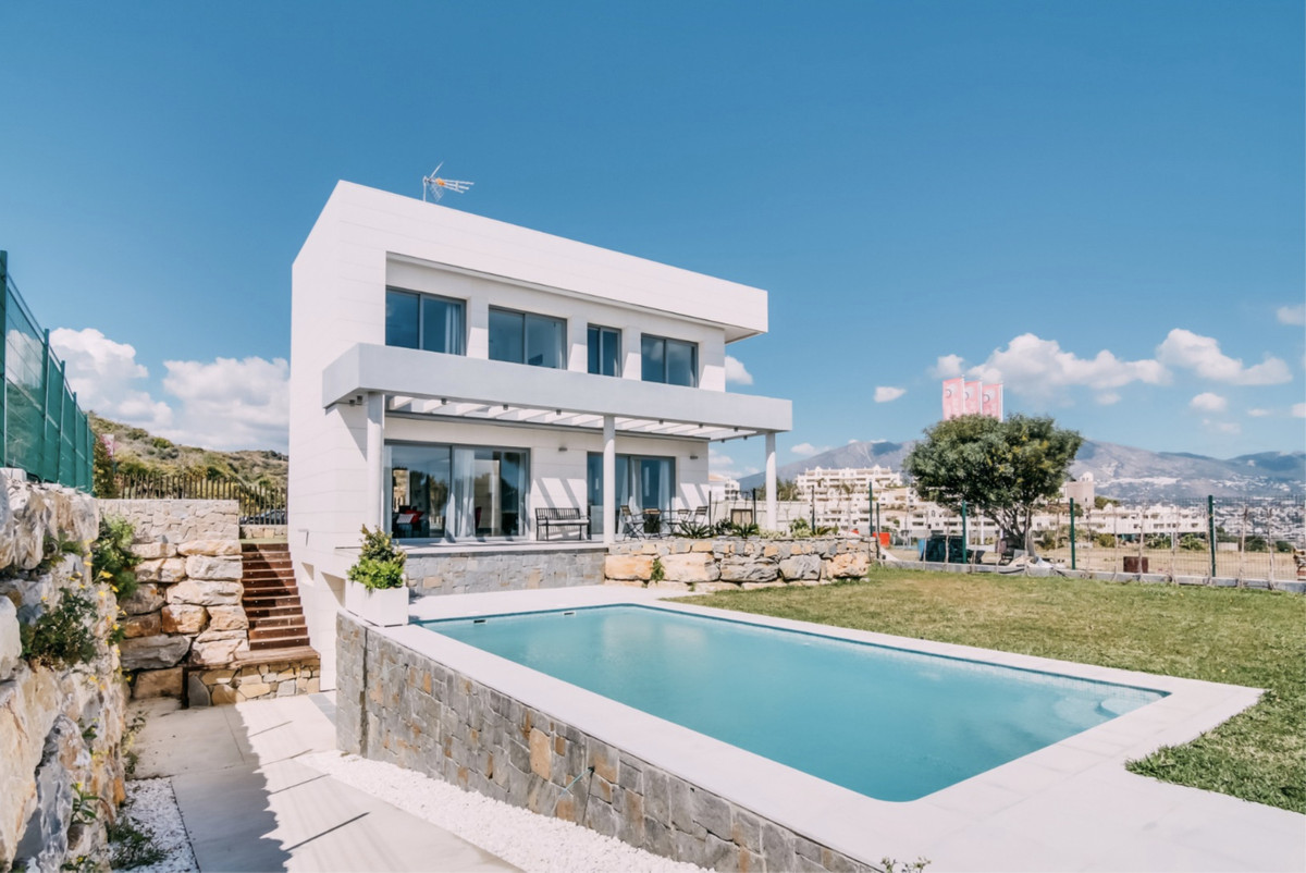Residencial Mijas Costa – Mijas Costa - moderne hvid to-etages villa med privat pool, terrasse og bjergbaggrund