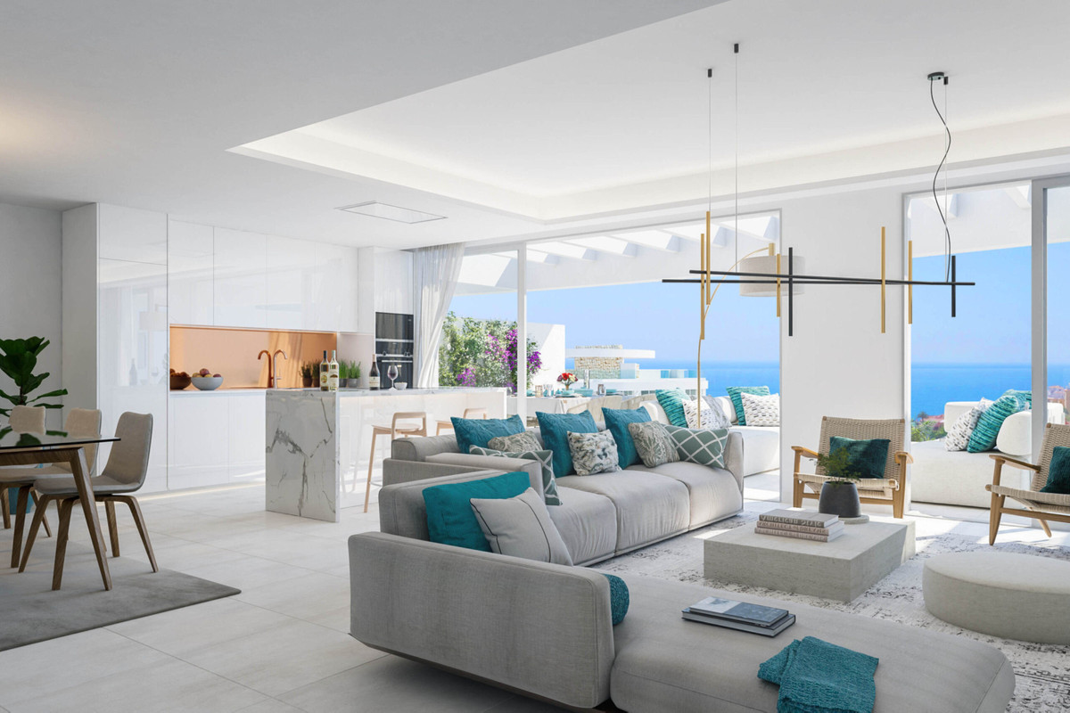 Royal Palms Mijas – La Cala de Mijas - open woonkamer met zeezicht, witte keuken en turquoise accenten