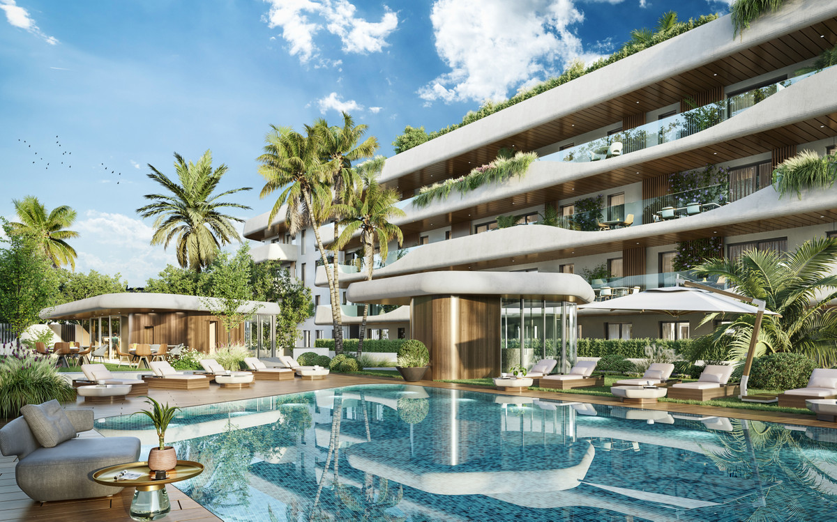 Salvia – San Pedro de Alcántara – luxuriöse Poolterrasse mit Sonnenliegen, üppigen Tropengärten und gestaffelter Wohnfassade