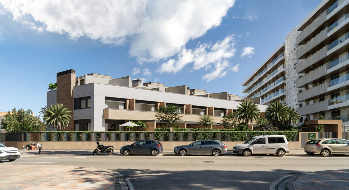 Santa Amalia – Fuengirola - moderne luxe nieuwbouwgevel met palmbomen, groene hagen en straatparkeren aan de Costa del Sol