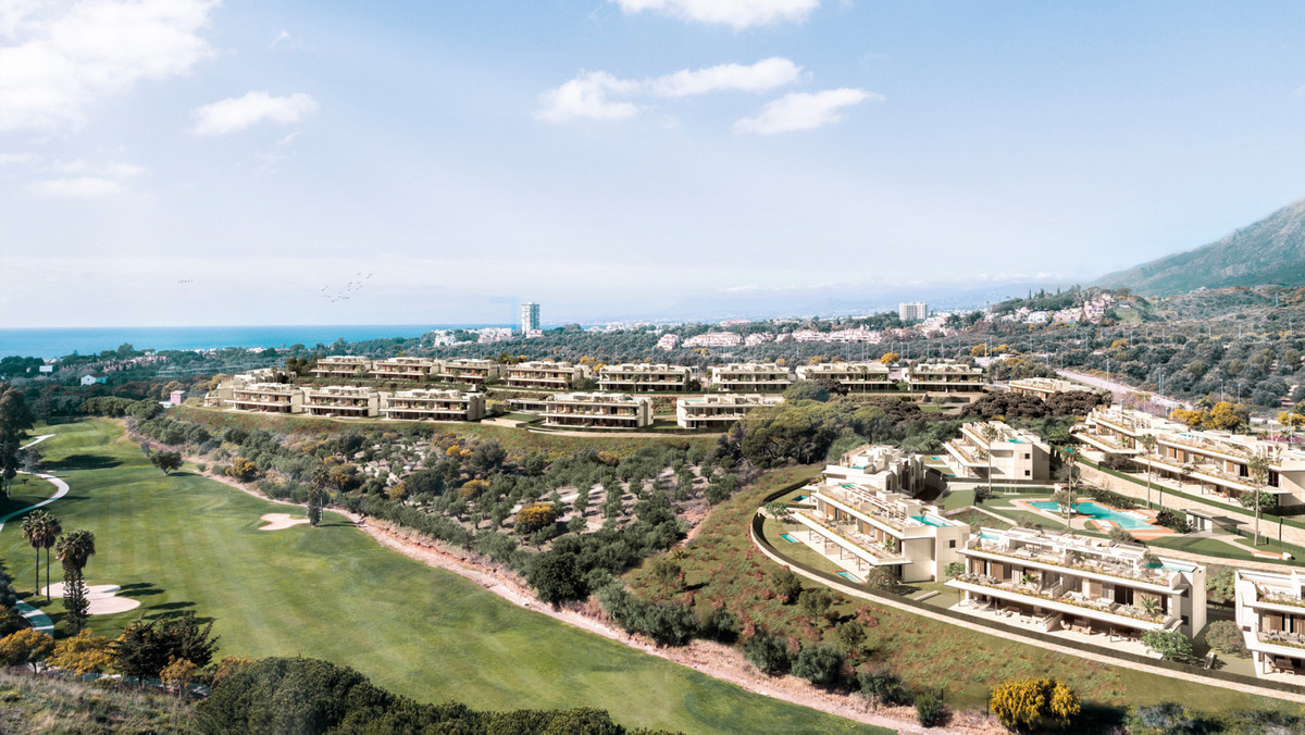 Santa Clara Homes – Marbella - luchtfoto van luxe woonproject naast golfbaan met zeezicht