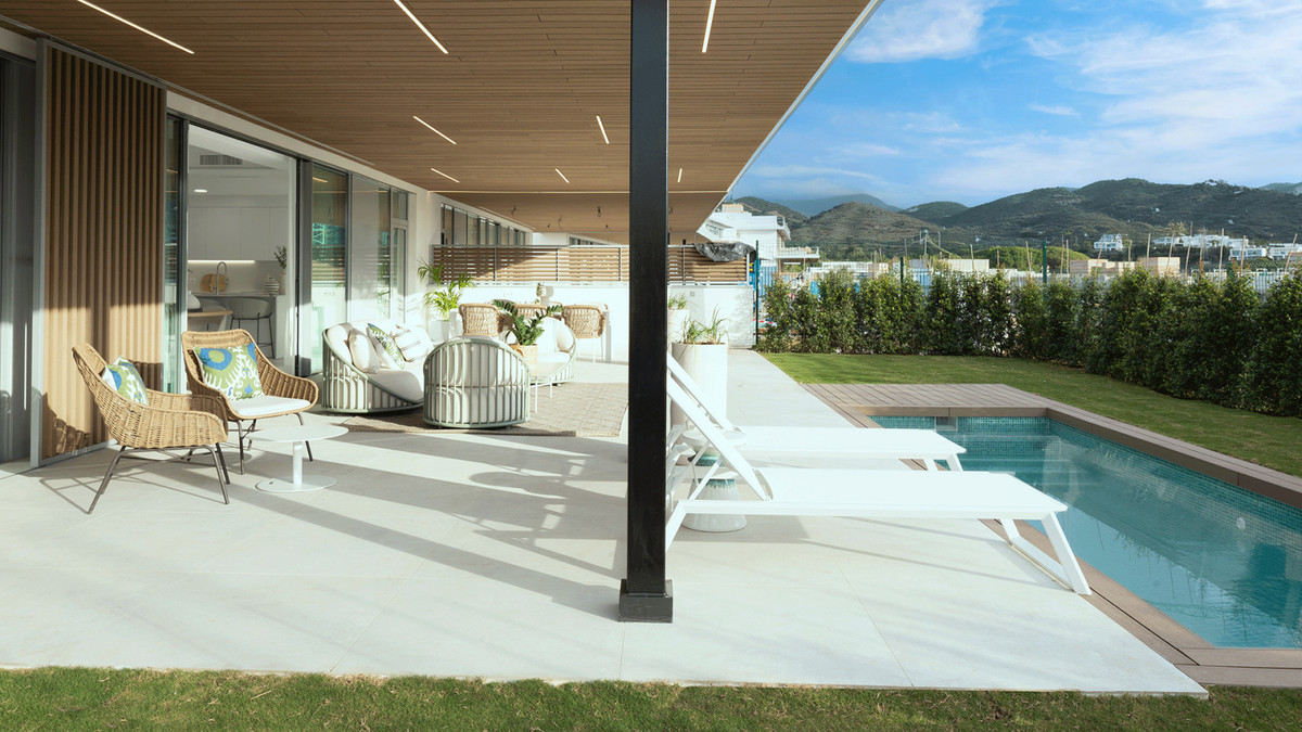 Santa Clara Homes – Marbella - overdekt terras met zwembad, ligbedden en bergzicht