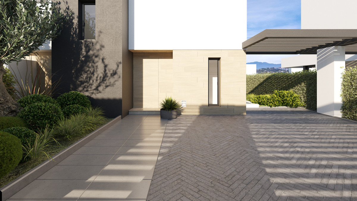 Serene Atalaya – Phase 2 – Atalaya - moderner Eingang mit Fischgrät-Pflasterauffahrt, Kalksteinfassade und gepflegtem Garten