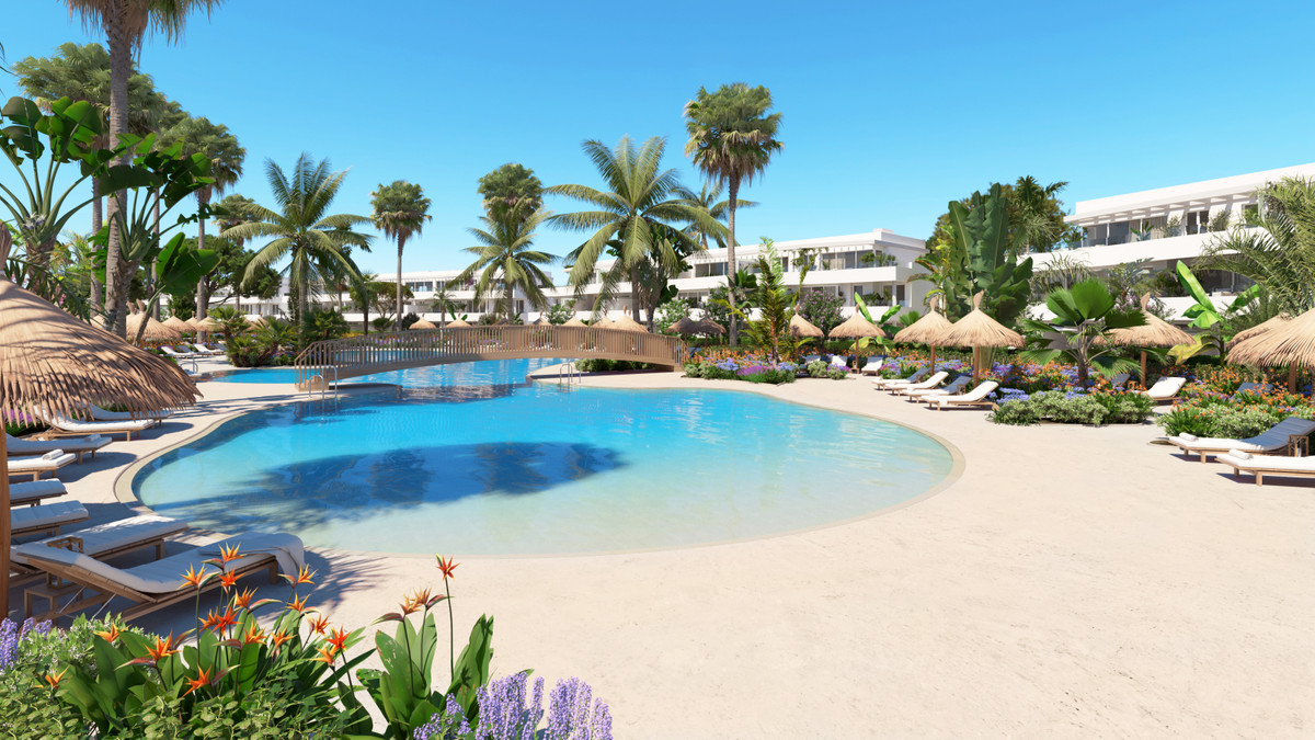 Serenity Frontline Golf Homes and Beach Club – La Alcaidesa - lagune-inspireret udendørs pool med sandkant, palmer, stråparasoller og hvide bygninger