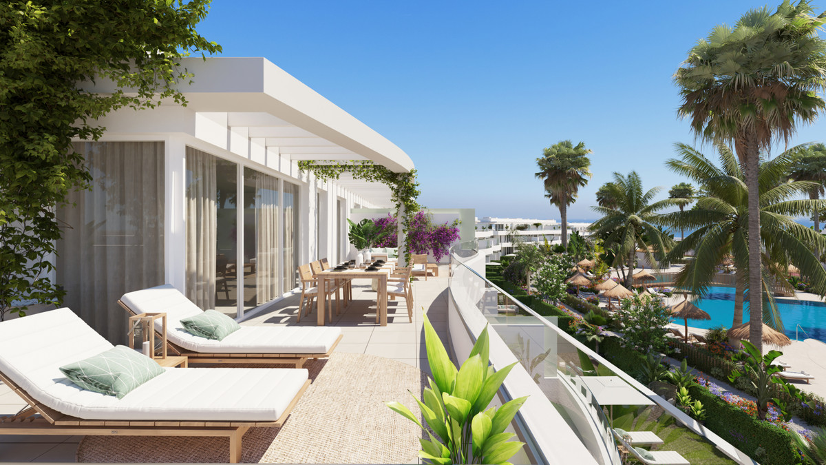 Serenity Frontline Golf Homes and Beach Club – La Alcaidesa - luksuriøs terrasse med liggestole, spiseplads, pool og havudsigt