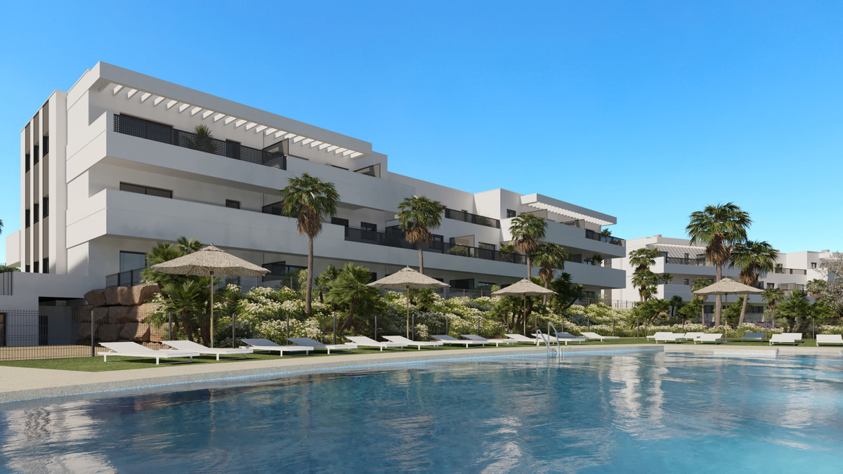Serenity Gardens – Estepona - moderne hvid boligkompleks med udendørs pool, solvogne og palmetræer