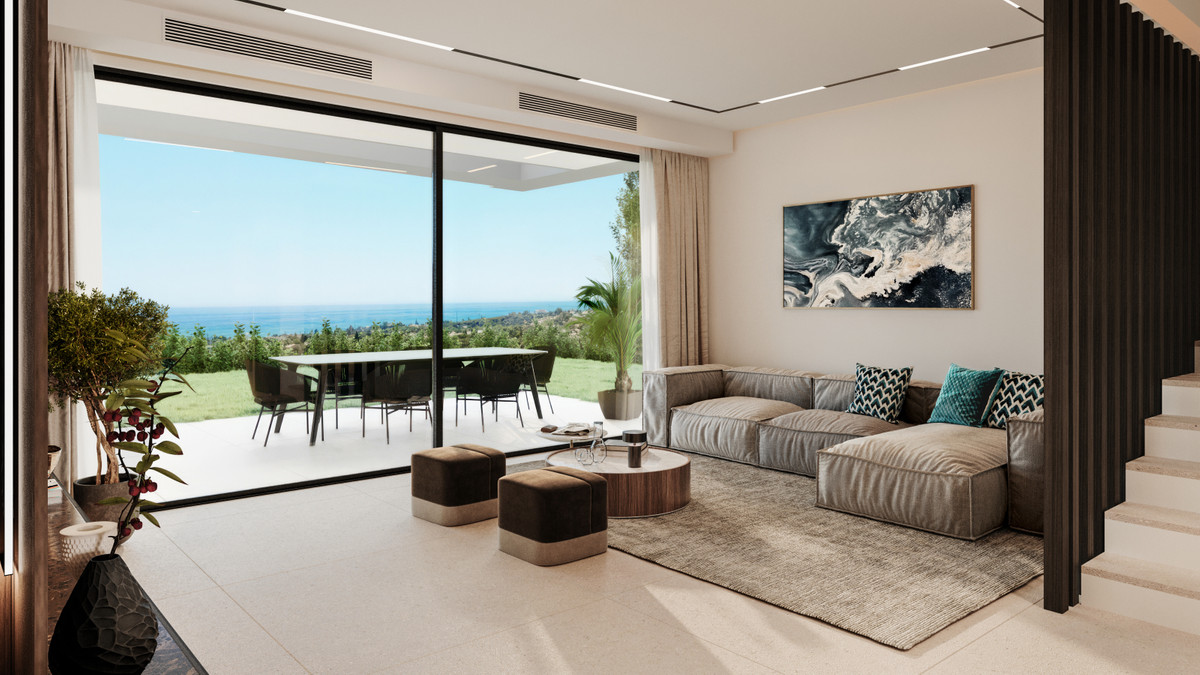 Serenity Hills – Elviria - lichte open woonkamer met vloer-tot-plafond glasdeuren naar terras met zeezicht