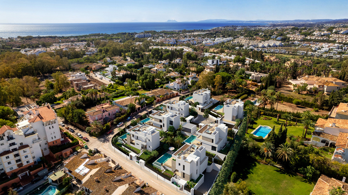 Seven Diamonds – Atalaya - luftfoto af moderne hvide luksusvillas med private pools og havudsigt på Costa del Sol
