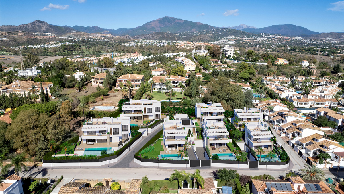 Seven Diamonds – Atalaya - luftfoto af moderne luksusvillaer med private pools, frodige haver og bjergbaggrund i Atalaya, Málaga