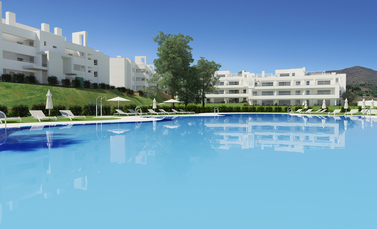 Solana Village – La Cala Golf - stor fælles swimmingpool med liggestole og moderne hvide lejlighedsbygninger